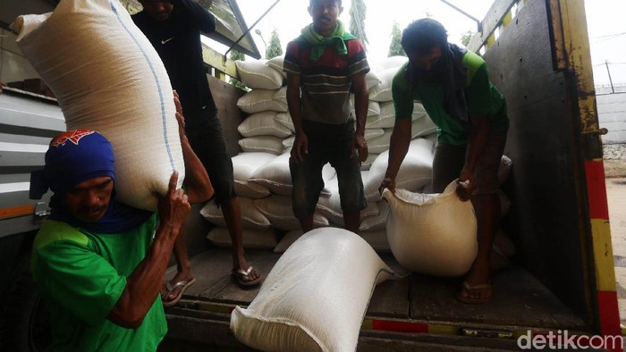 Kabareskrim Polri Irjen Listyo Sigit meninjau ketersediaan beras dan bawang putih di Food Station Tjipinang, Pulo Gadung, Jakarta Timur, Rabu (18/3/2020). Kabareskrim menjamin ketersediaan beras dan bawang putih. Bareskrim menjamin stok beras cukup hingga Lebaran mendatang.