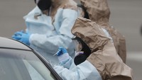 Drive through tes corona juga diterapkan di Amerika Serikat, salah satunya di wiliayah Denver (AP/David Zalubowski)