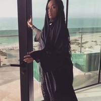 Mengetahui banyak komentar kurang menyenangkan, wanita 22 tahun itu akhirnya meminta maaf meski banyak pula yang membela jika ia tidak salah. Aku minta maaf jika aku menyinggungmu tapi untuk bisa masuk ke mesjid kamu harus pakai abaya. Aku tidak bermaksud untuk menghina orang atau budaya lain, ujarnya. Foto: Instagram @jordynwoods