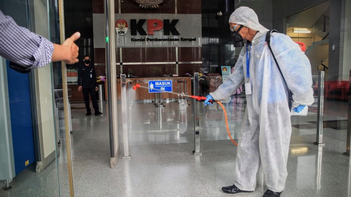Petugas menyemprot cairan disinfektan di Gedung KPK, Jakarta, Rabu (18/3/2020). Hal itu dilakukan untuk meminimalisir penyebaran virus corona.