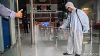 Petugas menyemprot cairan disinfektan di Gedung KPK, Jakarta.