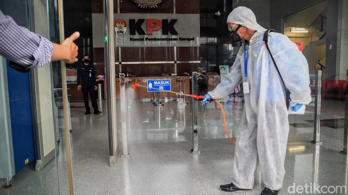 Petugas menyemprot cairan disinfektan di Gedung KPK, Jakarta, Rabu (18/3/2020). Hal itu dilakukan untuk meminimalisir penyebaran virus corona.