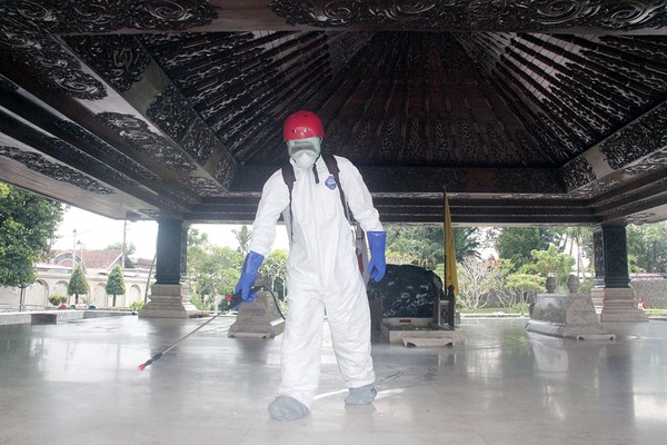 Petugas juga menyemprotkan cairan disinfektan ke seluruh sisi Museum Gebang. Lokasi ini merupakan rumah masa kecil Presiden Soekarno, terhitung mulai hari ini hingga 29 Maret 2020 mandatang guna menekan penyebaran COVID-19 di daerah itu. Foto: ANTARA FOTO/IRFAN ANSHORI