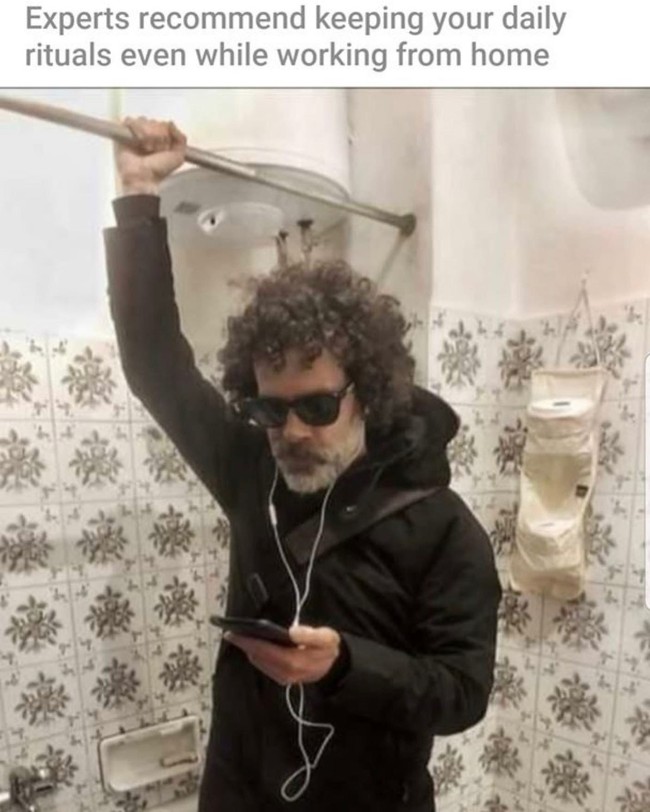 Beberapa ahli merekomendasikan agar kamu tetap melakukan aktivitas rutin selagi bekerja dari rumah. Ini yang bisa dilakukan di rumah saat kamu sudah terbiasa berada di transportasi umum Foto: meme work from home