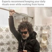 Beberapa ahli merekomendasikan agar kamu tetap melakukan aktivitas rutin selagi bekerja dari rumah. Ini yang bisa dilakukan di rumah saat kamu sudah terbiasa berada di transportasi umum Foto: meme work from home