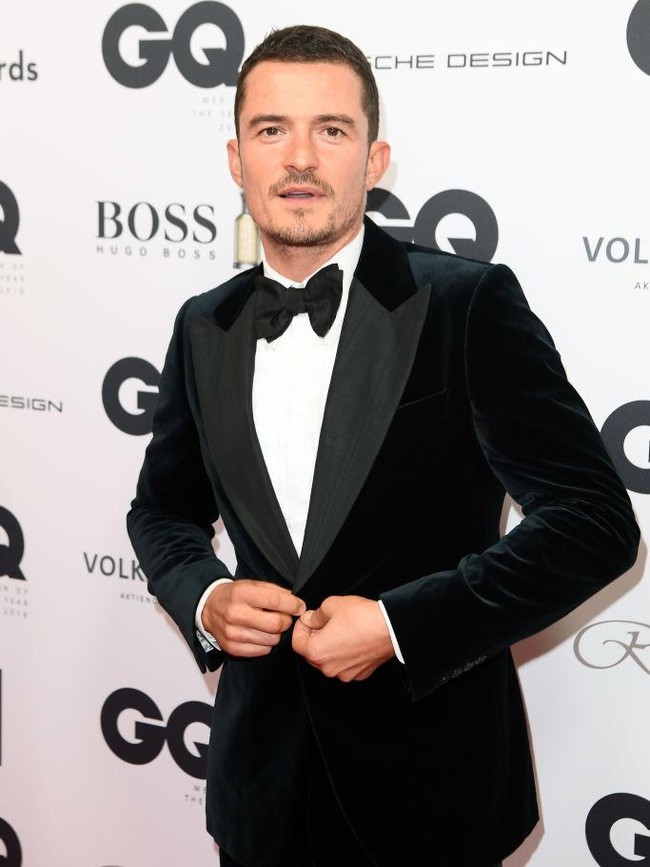Orlando Bloom memulai hari dengan semangat positif, yakni membaca kata-kata motivasi. Setelah itu kekasih Katy Perry ini akan sarapan dengan minum campuran bubuk hijau dan bubuk kolagen.  Foto: Getty Images
