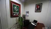 Setiap ruangan disemprot disinfektan.