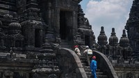 Petugas Balai Pelestarian Cagar Budaya (BPCB) DIY menyemprotkan cairan disinfektan di batuan Candi Prambanan, Sleman, DI Yogyakarta, Selasa (17/3/2020). Foto: ANTARA FOTO/Hendra Nurdiyansyah