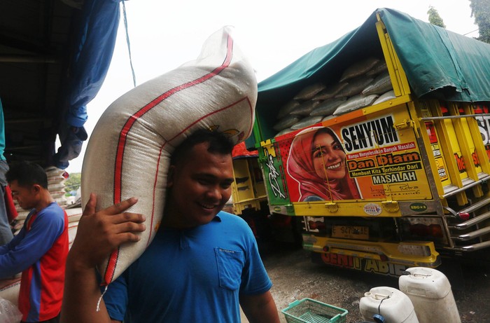 Pekerja melakulan aktivitas bongkar muat di Pasar Induk Beras Cipinang, Jakarta Timur, Rabu (18/3/2020). Direktur Utama PT Food Station Tjipinang Jaya, Arief Prasetyo Adi memastikan, stok beras untuk memenuhi kebutuhan warga Jakarta masih aman di tengah pandemi covid-19. Saat ini ada sekitar 30.101 ton beras di Pasar Induk Beras Cipinang.