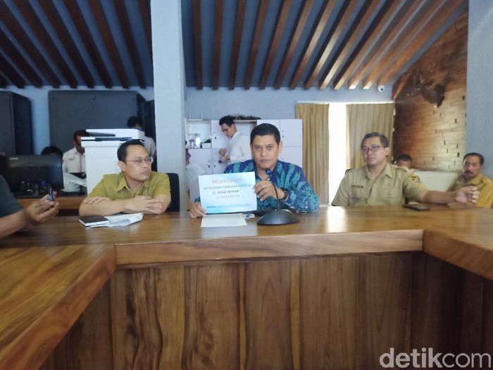 Pemerintah Kota dan Kabupaten Kediri kompak menutup sementara hiburan malam hingga wsiata alam. Semua itu dilakukan untuk mencegah penyebaran virus corona.