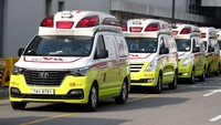 Guna memberikan pelayanan kesehatan yang siap sedia kepada masyarakat, sejumlah mobil ambulans dikerahkan untuk mengevakuasi warga yang mengalami gejala terinfeksi virus Corona agar dapat segera mendapatkan perawatan lebih lanjut dari tim medis di rumah sakit. Foto: Getty Images/Chung Sung-Jun