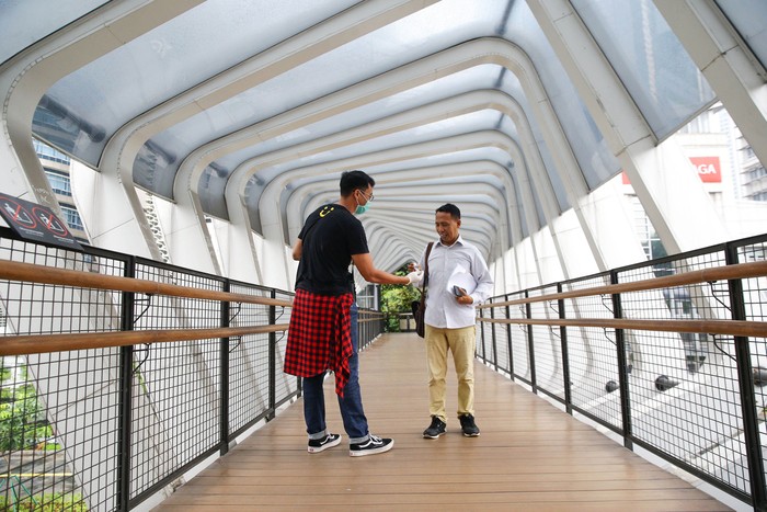 Pembagian 500 Botol Hand Sanitizer Gratis Sejumlah anak muda yang tergabung dalam gerakan sosial Mulai Dari Kita membagikan Hand Sanitizer secara cuma-cuma di kawasan Jalan Sudirman, Jakarta, Selasa (18/3/2020). Sebanyak 500 botol diberikan secara cuma-cuma kepada warga yang tengah melintas di trotoar kawasan jalan Sudirman.