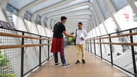 Pembagian hand sanitizer dilakukan di kawasan Jalan Sudirman, Jakarta, Rabu (18/3/2020).