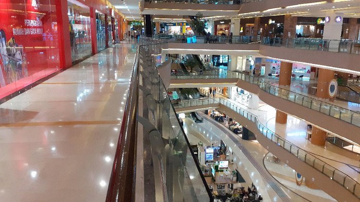 Suasana pusat perbelanjaan yang tampak sepi di tengah mewabahnya virus corona. Seperti terlihat di salah satu mal di Bekasi, Rabu (18/3/2020).