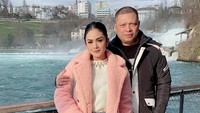 Sejak 13 Maret lalu, Krisdayanti dan keluarganya berlibur ke Swiss. Dok. Instagram/krisdayantilemos