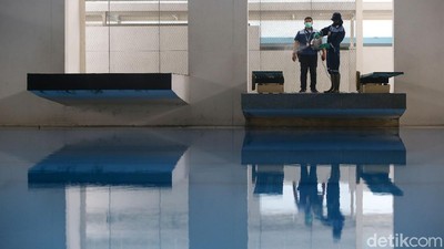 Stadion Akuatik GBK Disemprot Disinfektan