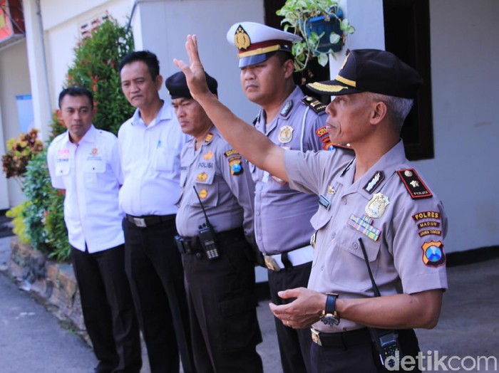 Berbagai cara dilakukan untuk mencegah penyebaran virus corona. Tak hanya Pemkab Madiun, kepolisian setempat pun ikut berperan aktif.
