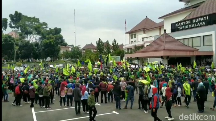 Buruh demo di pemkab tasikmalaya tolak ruu omnibus law