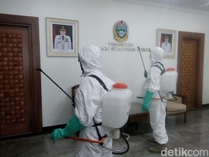 Kantor Gubernur Sumut Disemprot Cairan Disinfektan Cegah Virus Corona