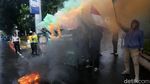 Bakar Ban Warnai Aksi Demo di Kejagung