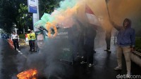 Aksi bakar ban bekas itu mendapat penjagaan dari aparat kepolisian.