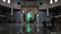 Kebijakan ini juga berdasarkan hasil rapat pleno pengurus Masjid Raya Bandung Provinsi Jawa Barat yang diselenggarakan pada Senin (16/3/2020) kemarin.