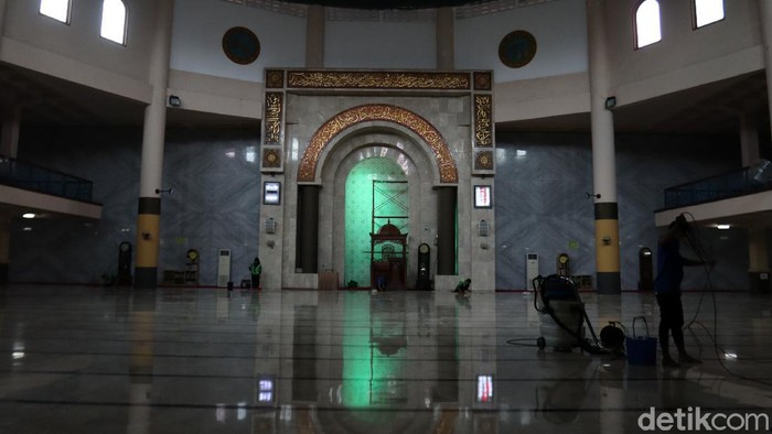 Masjid Raya Bandung, Jawa Barat tidak akan menggelar salat Jumat untuk sementara waktu. Hal itu dilakukan untuk mencegah penyebaran virus Corona atau Covid-19.