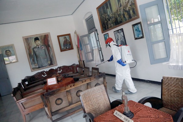 Penyemprotan disinfektan itu semata-mata untuk memutus mata rantai virus Corona agar tidak menyebar kepada masyarakat lain. Foto: ANTARA FOTO/IRFAN ANSHORI Penyemprotan disinfektan itu semata-mata untuk memutus mata rantai virus Corona agar tidak menyebar kepada masyarakat lain. Foto: ANTARA FOTO/IRFAN ANSHORI