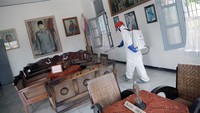 Penyemprotan disinfektan itu semata-mata untuk memutus mata rantai virus Corona agar tidak menyebar kepada masyarakat lain. Foto: ANTARA FOTO/IRFAN ANSHORI