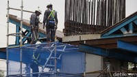 Di tengah mewabahnya virus corona, pembangunan Flyover Lenteng Agung terus berjalan.