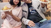 Kembali pada momen mesra Bibi dan Vanessa Angel. Pasangan ini memang kompak dalam berbagai hal, termasuk kala mendapat kiriman makanan seperti ini. Foto: Instagram @bibliss