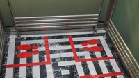 Selain itu, di setiap lift di terminal penumpang juga telah diberi batas berdiri bagi masing-masing individu. Ketika berada di dalam lift, setiap individu dilarang bertatap muka langsung. Pool/Angkasa Pura II.