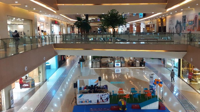 Suasana pusat perbelanjaan yang tampak sepi di tengah mewabahnya virus corona. Seperti terlihat di salah satu mal di Bekasi, Rabu (18/3/2020).