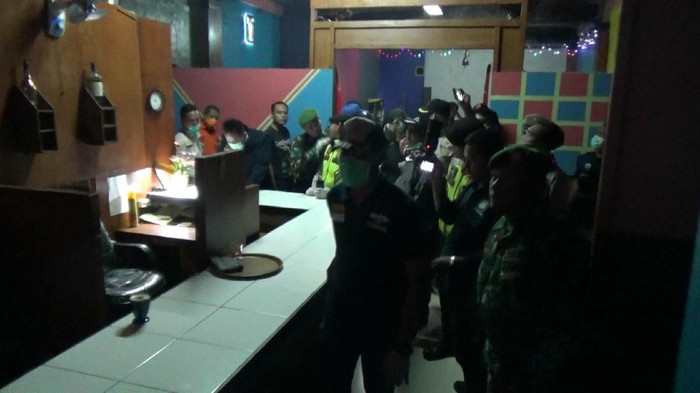 Satgas COVID-19 Purwakarta tutup paksa tempat hiburan untuk cegah Corona
