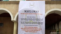 Pengumuman untuk tidak menyelenggarakan salat Jumat tersebut dipajang di depan masjid.