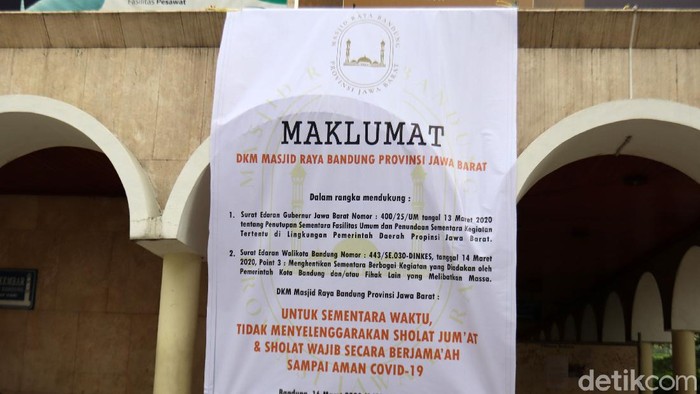 Pengumuman, Masjid Raya Bandung Tiadakan Salat Jumat Masjid Raya Bandung, Jawa Barat tidak akan menggelar salat Jumat untuk sementara waktu. Hal itu dilakukan untuk mencegah penyebaran virus Corona atau Covid-19.