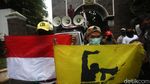 Bakar Ban Warnai Aksi Demo di Kejagung