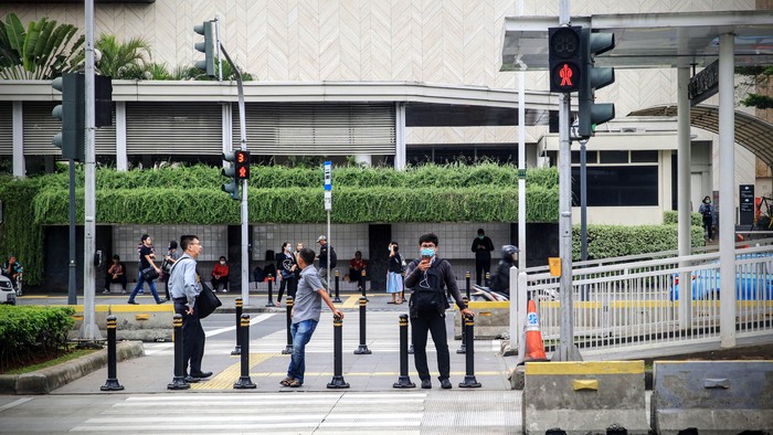 Warga beraktifitas dan mengantri transportasi umum dengan jarak kurang dari 1 meter di kawasan Bundaran HI, Jakarta, Rabu (18/3/2020). Pemerintah menghimbau semua kerumunan umum mempunyai jarak 1 hingga 2 meter (social distance) untuk meminimalisir penyebaran Corona. Namun himbauan tersebut belum Tersosialisasi dengan baik.