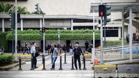 Sejumlah warga beraktivitas di kawasan Bundaran HI, Jakarta, Rabu (18/3/2020).