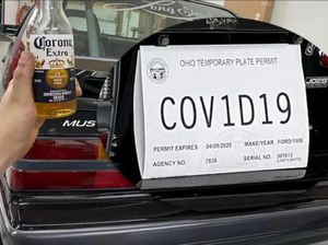 Pria Ini Dapat Pelat Nomor Virus Corona