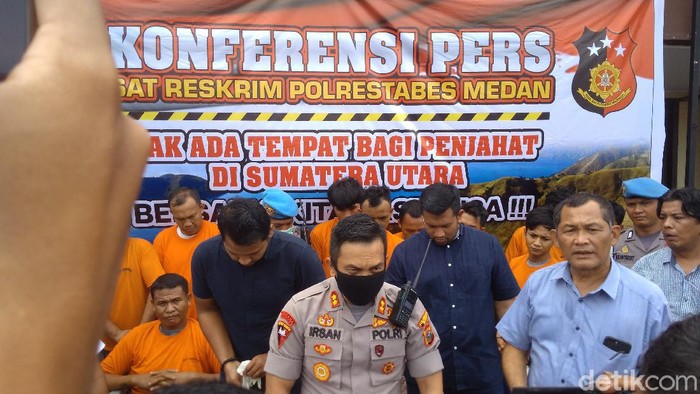 konfrensi pers mengenai pembunuhan sopir taksi online di Medan