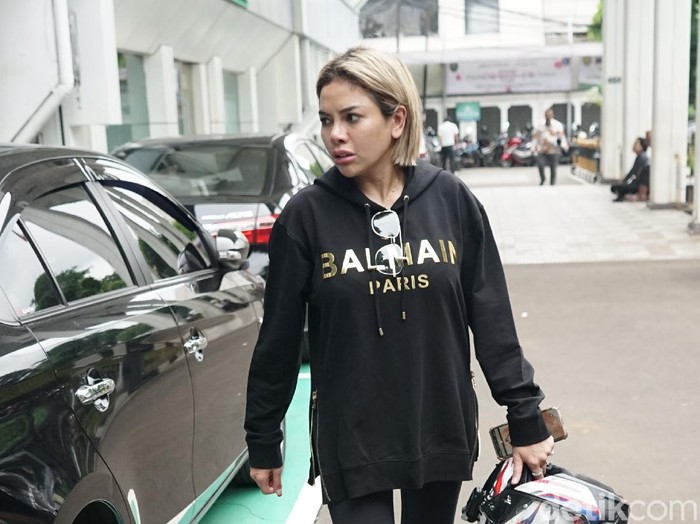 Nikita Mirzani saat ditemui di PN Jaksel.