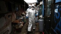 Para petugas pun menyisir berbagai area di pinggiran kota maupun di kawasan-kawasan kumuh yang berada di Seoul, Korea Selatan, untuk disemprotkan disinfektan. Foto: Getty Images/Chung Sung-Jun