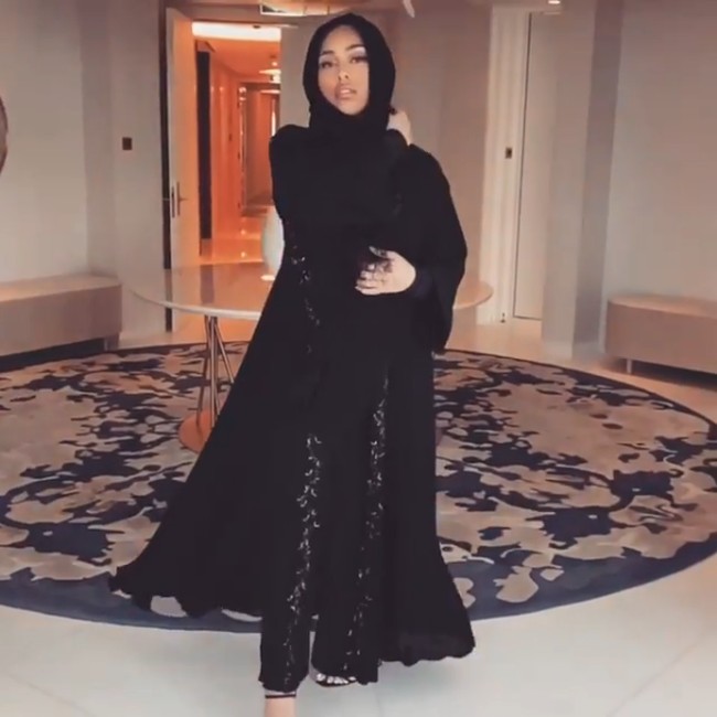 Dalam sebuah postingan Jordyn pun berusaha menjelaskan jika memakai abaya merupakan syarat untuk masuk mesjid. Untuk kalian yang tidak tahu, untuk masuk ke mesjid kamu harus memakai abaya. Adalah pengalaman yang menakjubkan bisa melihat kecantikan dari budaya lain, ungkap Jordyn di postingan video yang memperlihatkan kamar hotel mewahnya. Foto: Instagram @jordynwoods