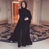 Dalam sebuah postingan Jordyn pun berusaha menjelaskan jika memakai abaya merupakan syarat untuk masuk mesjid. Untuk kalian yang tidak tahu, untuk masuk ke mesjid kamu harus memakai abaya. Adalah pengalaman yang menakjubkan bisa melihat kecantikan dari budaya lain, ungkap Jordyn di postingan video yang memperlihatkan kamar hotel mewahnya. Foto: Instagram @jordynwoods
