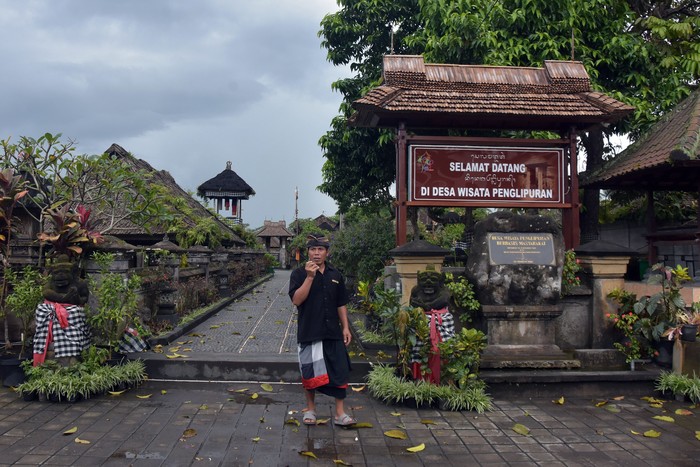 Pecalang atau petugas keamanan adat berjaga di kawasan pintu masuk Desa Wisata Penglipuran, Bangli, Bali, Rabu (18/3/2020). Desa Adat Penglipuran memutuskan tidak menerima kunjungan wisatawan sementara waktu dari 18 hingga 30 Maret 2020 untuk pencegahan penyebaran COVID-19 atau Virus Corona. ANTARA FOTO/Nyoman Hendra Wibowo/nym/foc.
