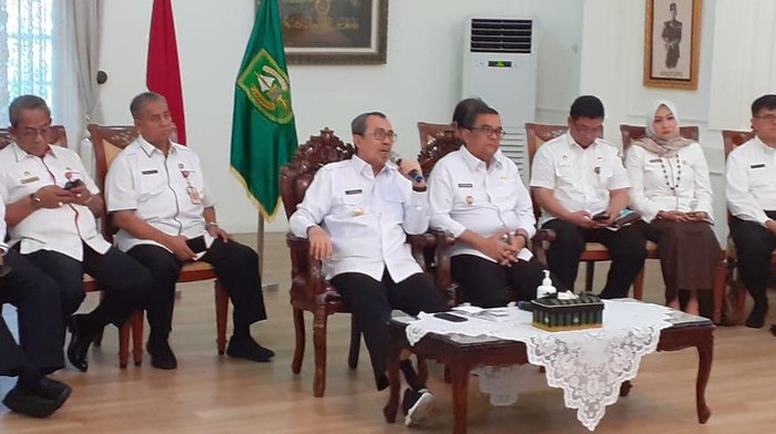 Gubernur Riau, Syamsuar melakukan telekonferensi dengan pemda terkait pencegahan wabah Corona (dok. Istimewa)