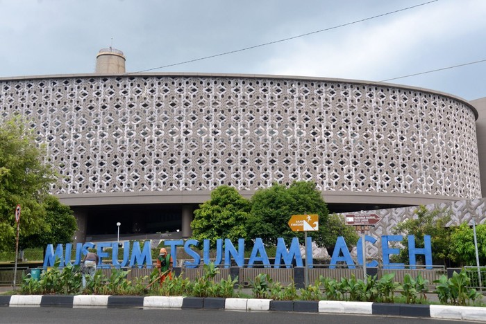 Pekerjaa merawat taman bunga di perkarangan Museum Tsunami, Banda Aceh, Aceh, Senin (16/3/2020). Untuk mencegah penyebaran Virus Covid-19, Pemerintah Kota Banda Aceh menutup sejumlah objek wisata bagi pengunjung, antara lain Museum Tsunami, Museum Aceh, situs tsunami PLTD Apung, situs tsunami Kapal Nelayan Atas Rumah dan objek wisata pantai lainnya selama 14 hari terhitung Senin (16/3/2020). ANTARA FOTO/Ampelsa/nz.