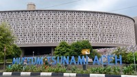 Museum Tsunami di Banda Aceh, Aceh, juga sudah mulai di tutup sejak Senin (16/3/2020). Hal itu dilakukan guna mencegah penyebaran Virus Covid-19. Pemerintah Kota Banda Aceh menutup sejumlah objek wisata bagi pengunjung, antara lain Museum Tsunami, Museum Aceh, situs tsunami PLTD Apung, situs tsunami Kapal Nelayan Atas Rumah dan objek wisata pantai lainnya selama 14 hari terhitung Senin (16/3/2020). Foto: ANTARA FOTO/AMPELSA