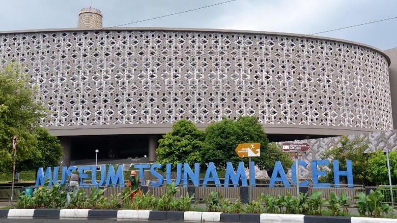 Pekerjaa merawat taman bunga di perkarangan Museum Tsunami, Banda Aceh, Aceh, Senin (16/3/2020). Untuk mencegah penyebaran Virus Covid-19, Pemerintah Kota Banda Aceh menutup sejumlah objek wisata bagi pengunjung, antara lain Museum Tsunami, Museum Aceh, situs tsunami PLTD Apung, situs tsunami Kapal Nelayan Atas Rumah dan objek wisata pantai lainnya selama 14 hari terhitung Senin (16/3/2020). ANTARA FOTO/Ampelsa/nz.